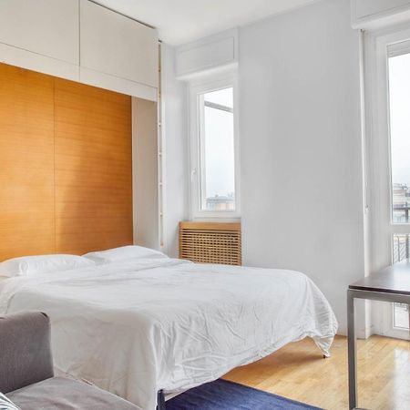 Joivy Vibrant Studio With Balcony Милано Екстериор снимка