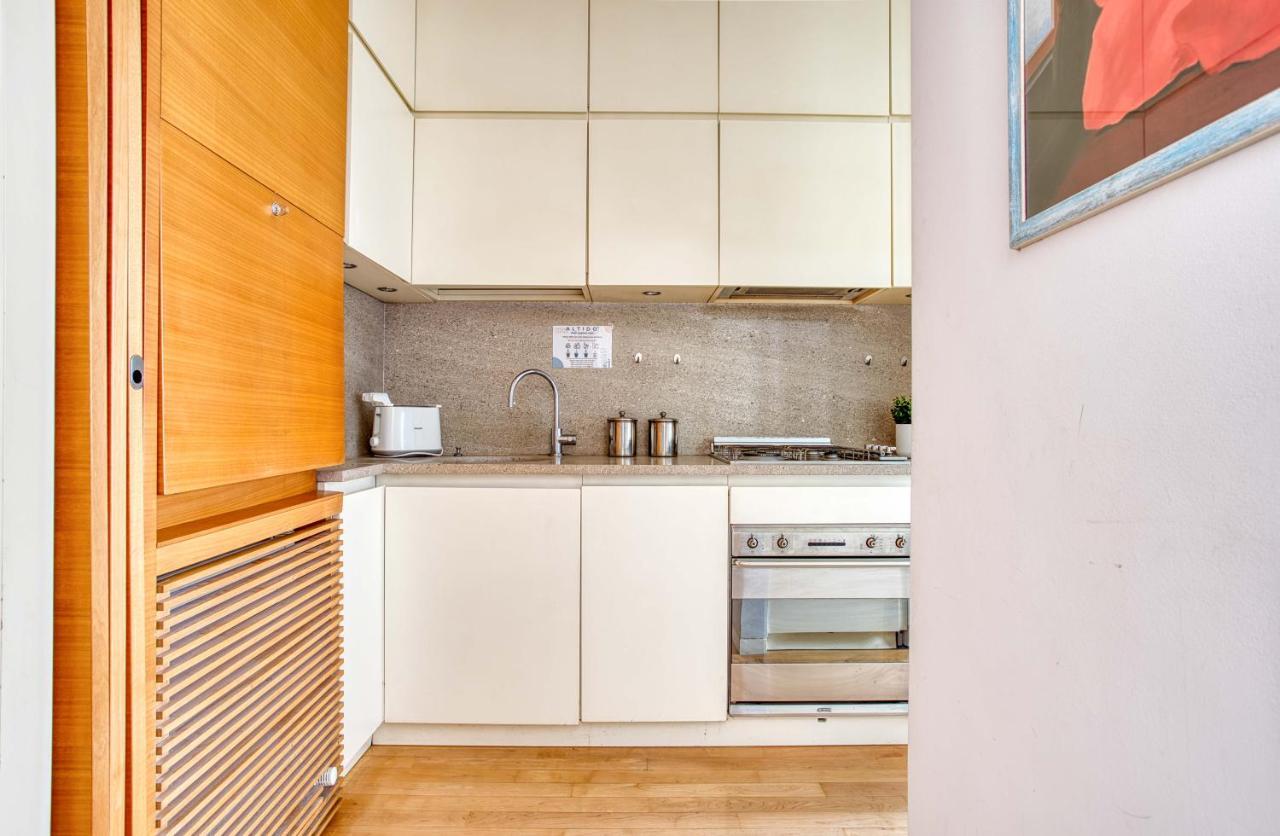 Joivy Vibrant Studio With Balcony Милано Екстериор снимка