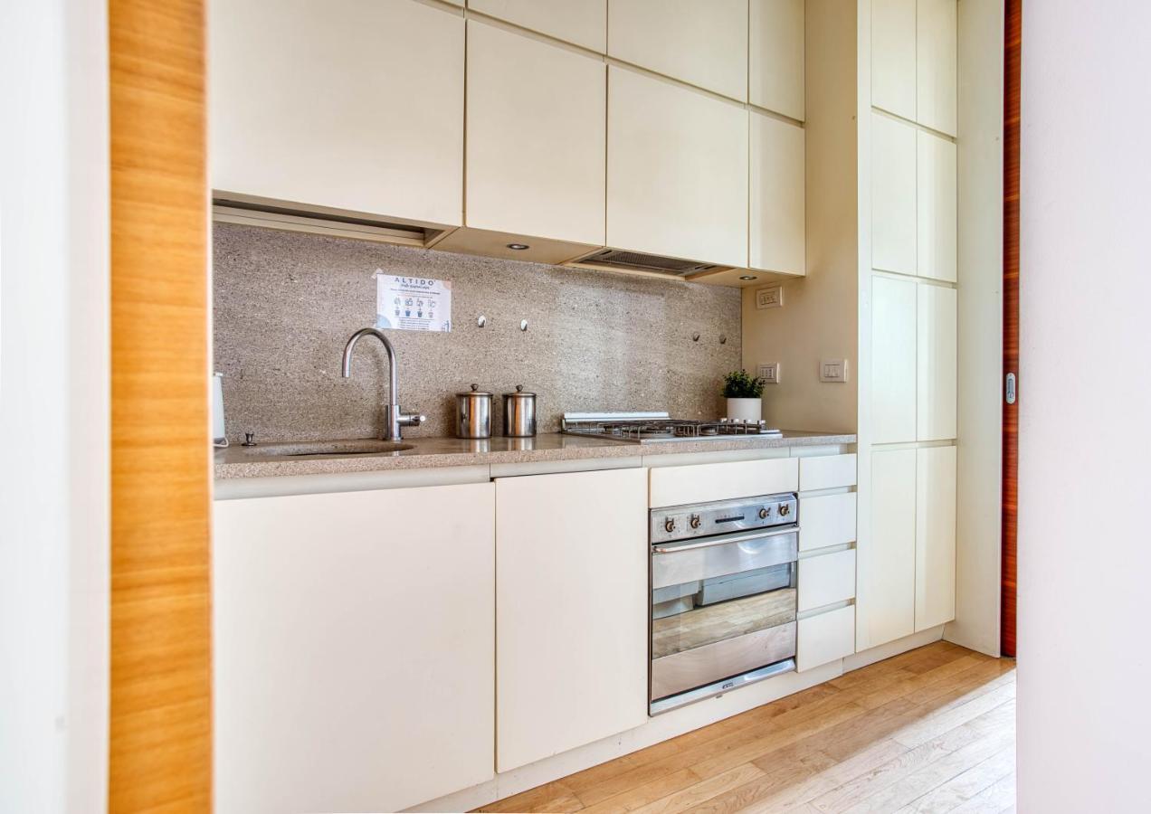 Joivy Vibrant Studio With Balcony Милано Екстериор снимка